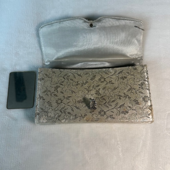 Pegi Paris Cream and Silver Floral Vintage Clutch Purse - Picture 5 of 12